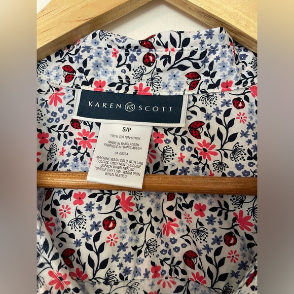 Adorable floral and butterfly print short sleeve button up blouse. - Picture 6 of 6